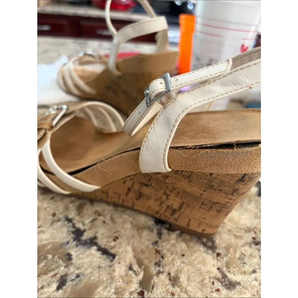 Aerosole’s Women’s White and Tan Wedge Sandals